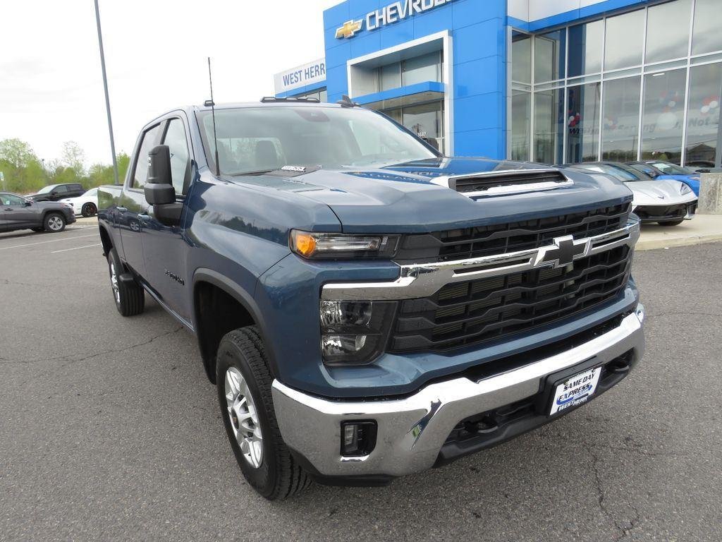 Used 2025 Lakeshore Blue Chevrolet LT image 3