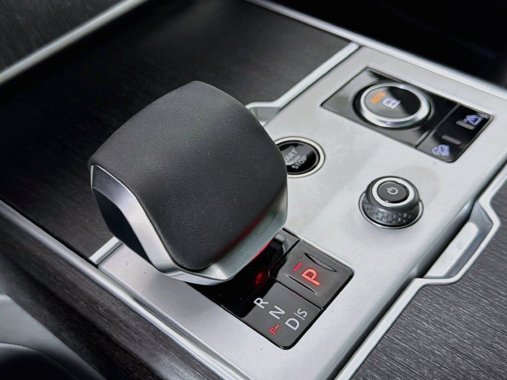 New 2027 Santorini Black Land Rover SE image 17