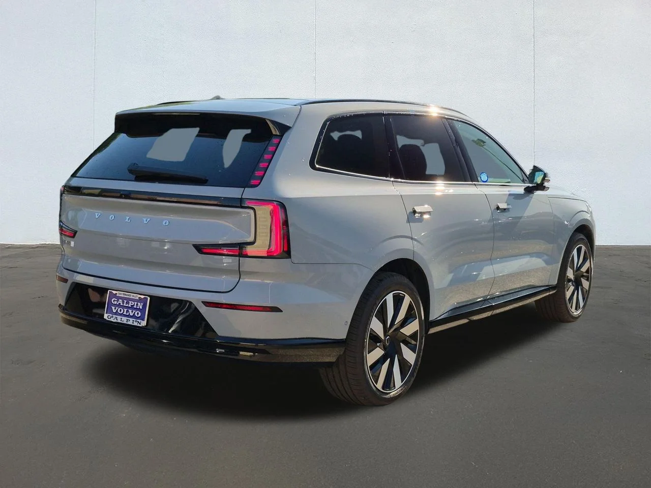 New 2026 Vapour Grey Volvo Ultra image 2