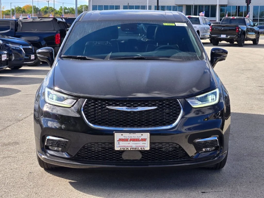 New 2026 Diamond Black Crystal Pearl-Coat Exterior Paint Chrysler Limited image 2