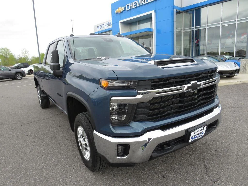 Used 2025 Lakeshore Blue Metallic Chevrolet LT image 3