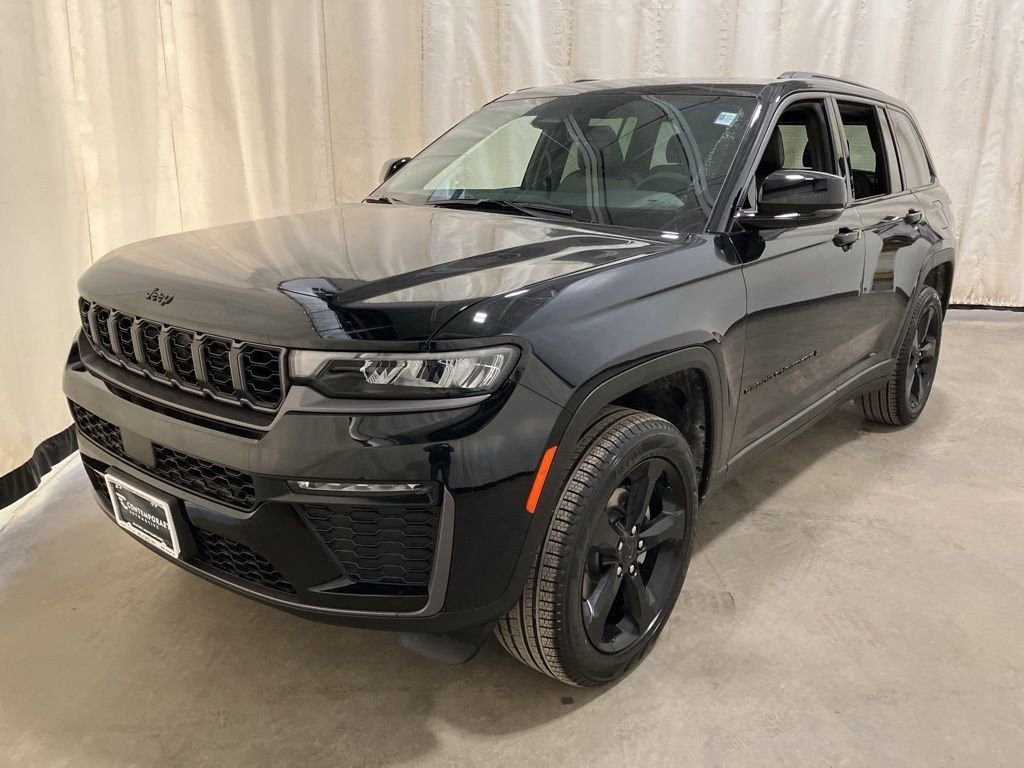 New 2026 Diamond Black Crystal Pearl-Coat Exterior Paint Jeep Limited image 18