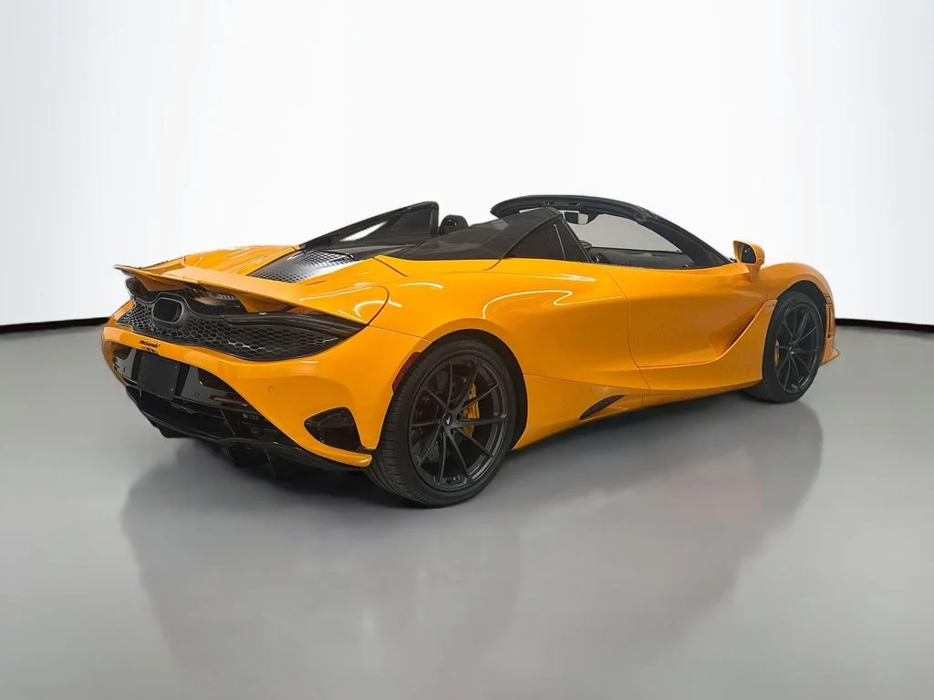 Used 2025  McLaren  image 9