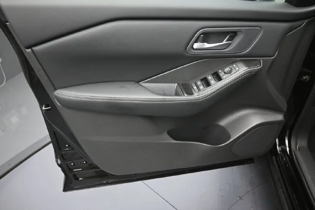 New 2027 Black Nissan SV image 9