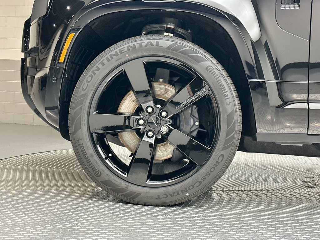 New 2026 Santorini Black Land Rover X-Dynamic SE image 5