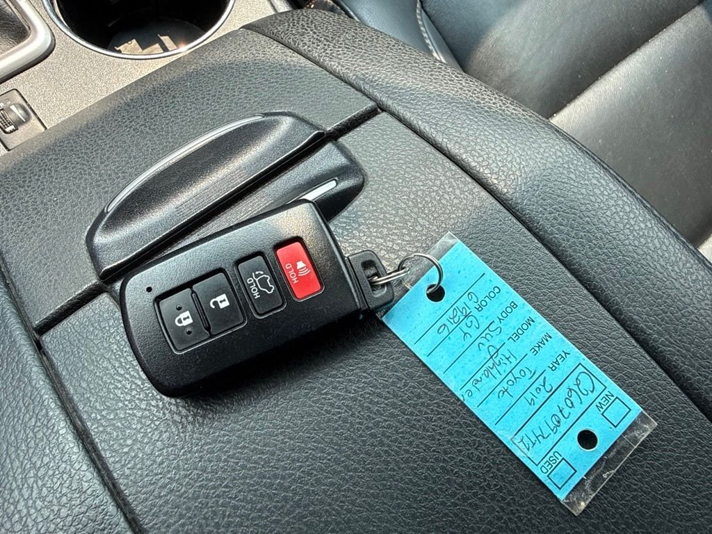 Used 2019 Silver Toyota XLE image 37