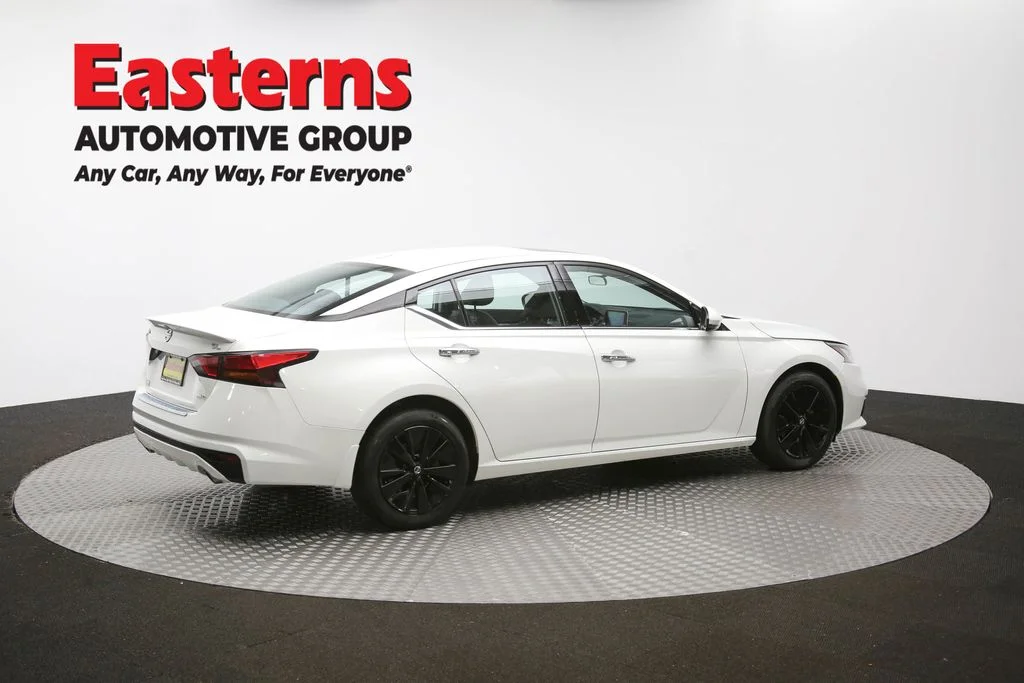 Used 2022 White Nissan 2.5 SL image 42