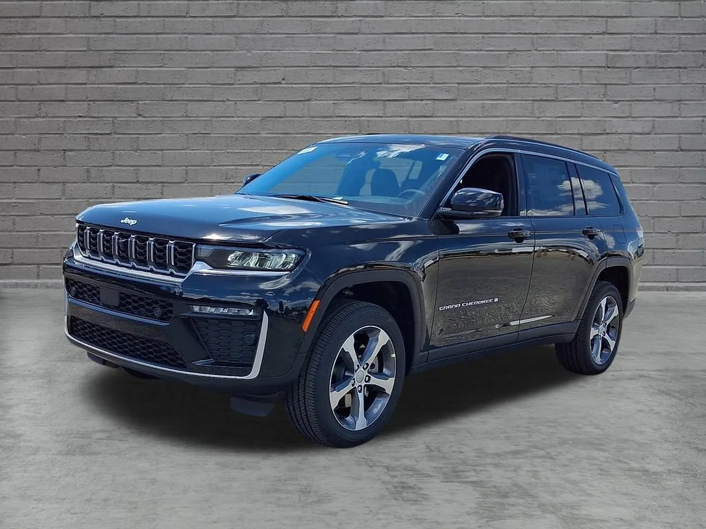 New 2026 Diamond Black Crystal Pearlcoat Jeep Limited image 4