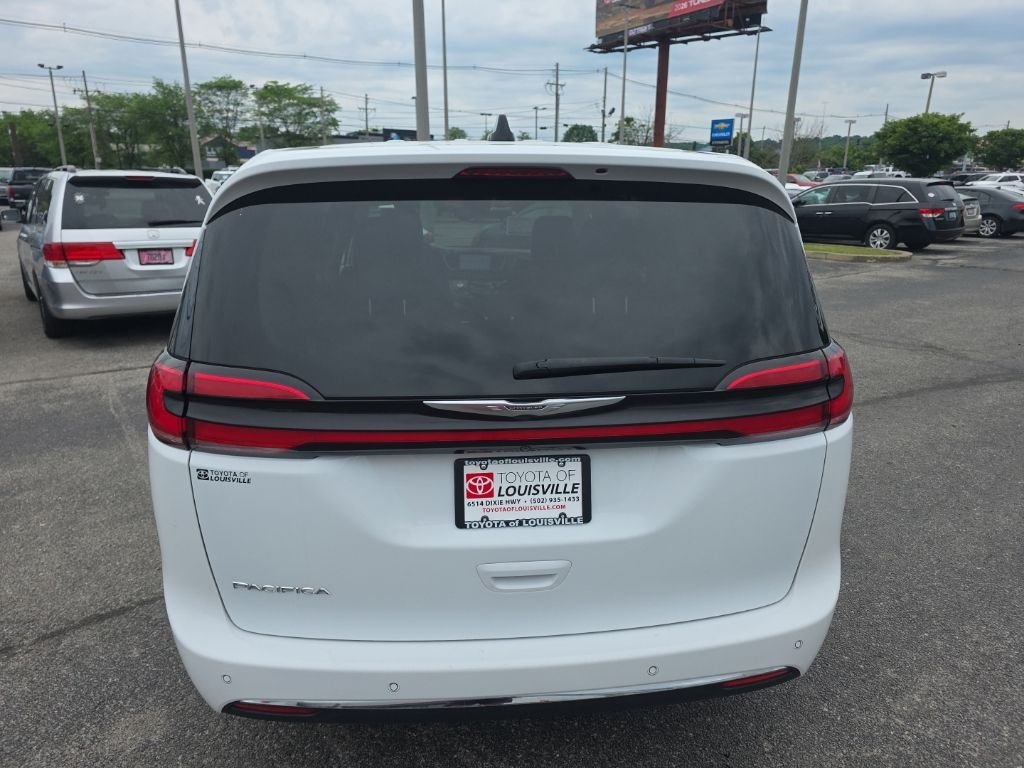 Used 2023 White Chrysler Touring L image 5