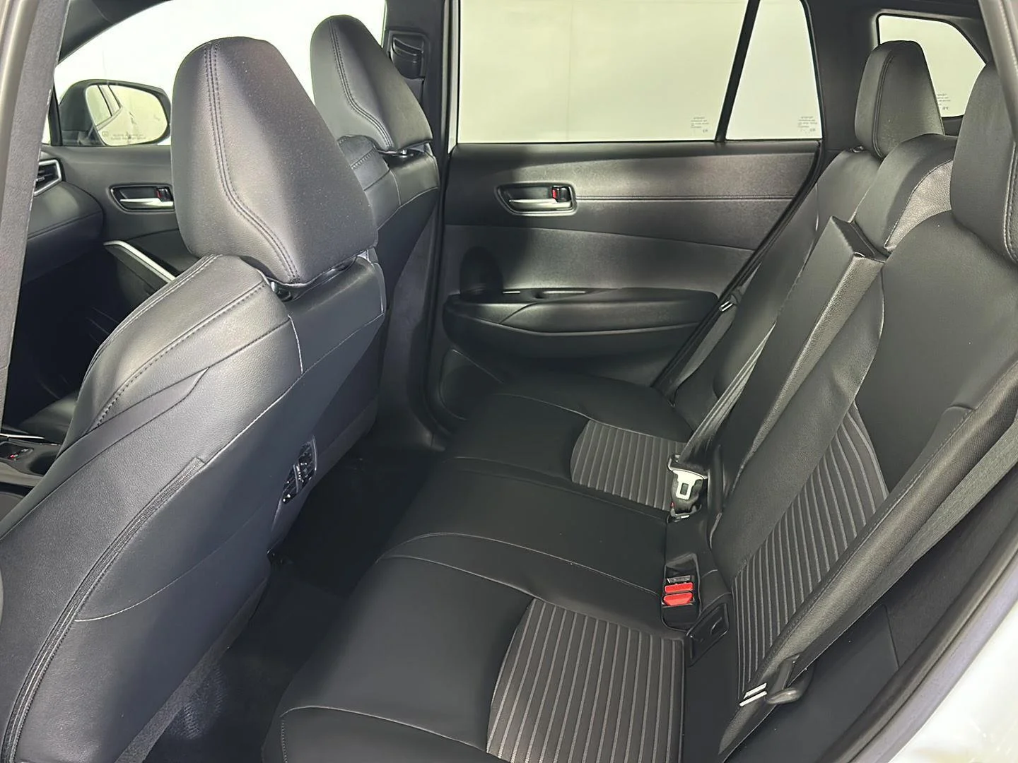 Used 2025 Wind Chill Pearl Toyota XSE image 23