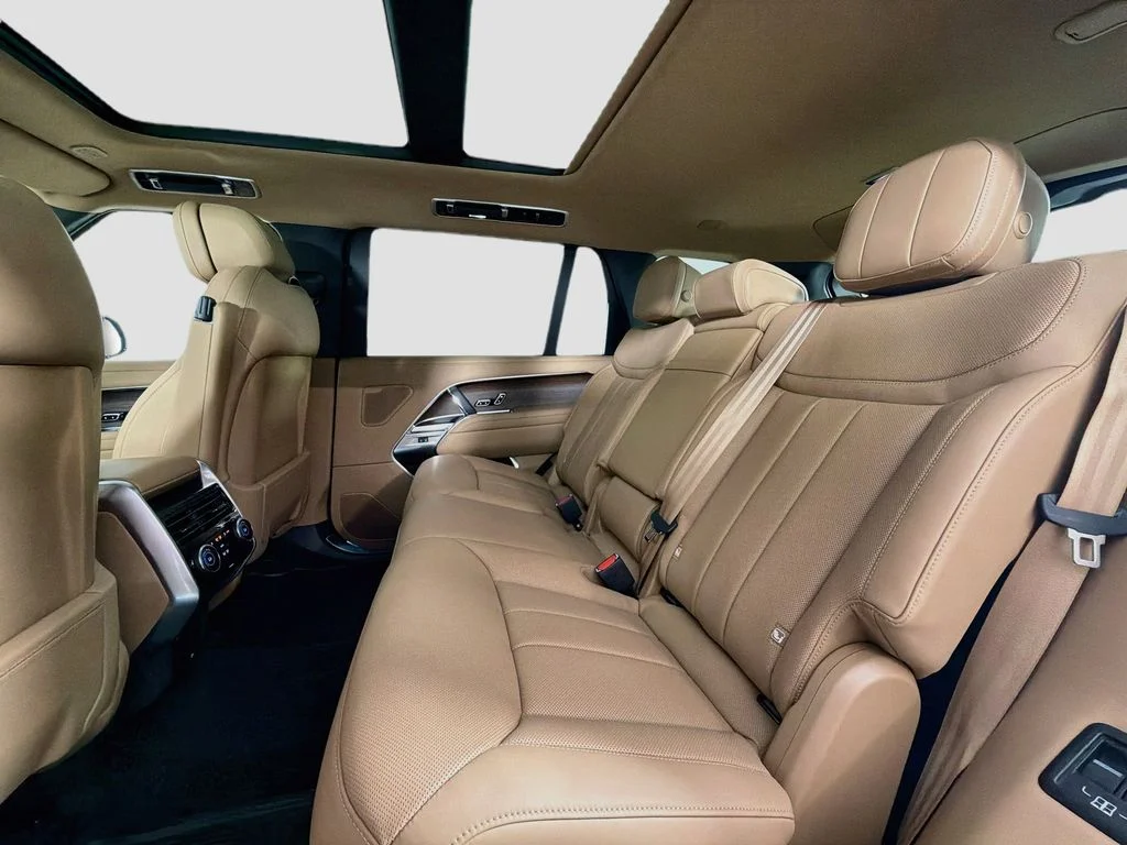 New 2026 Ostuni Pearl White Land Rover SE LWB 7-Seats / V8 image 26
