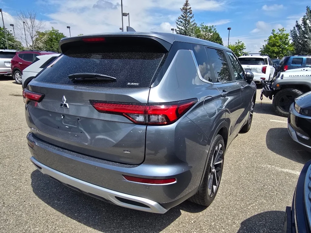 Used 2024 Gray Mitsubishi SE image 6