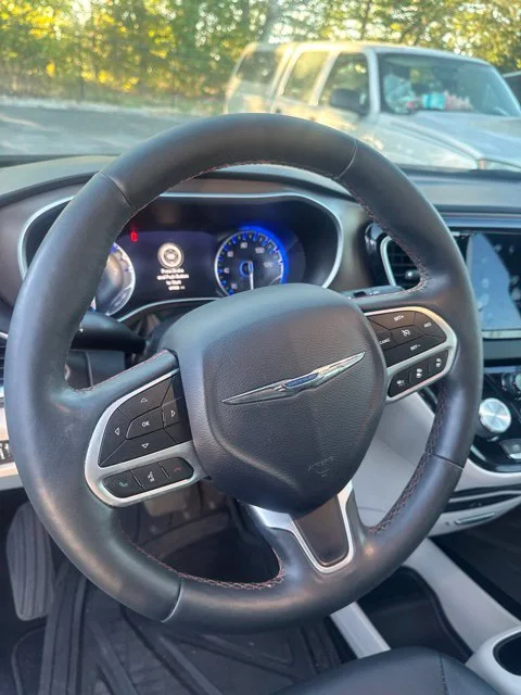 Used 2018 Red Chrysler Touring L Plus image 12