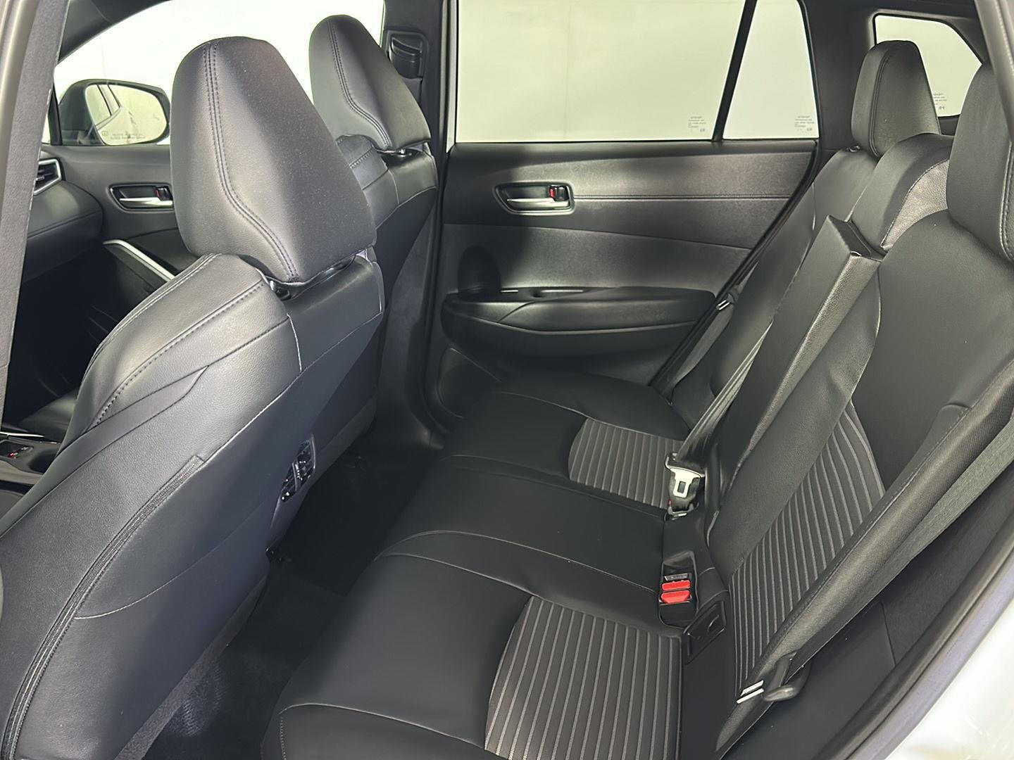 Used 2025 Wind Chill Pearl Toyota XSE image 23