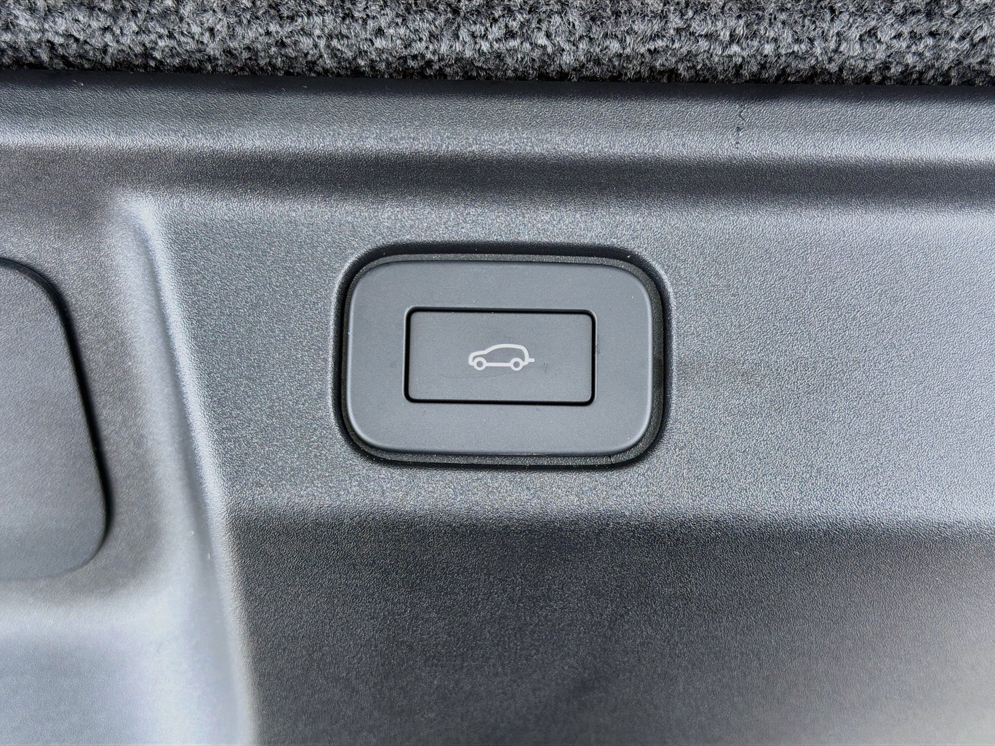 New 2026 Charente Grey Land Rover SE image 46