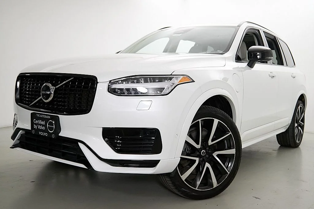 New 2023 Crystal White Volvo Plus image 2