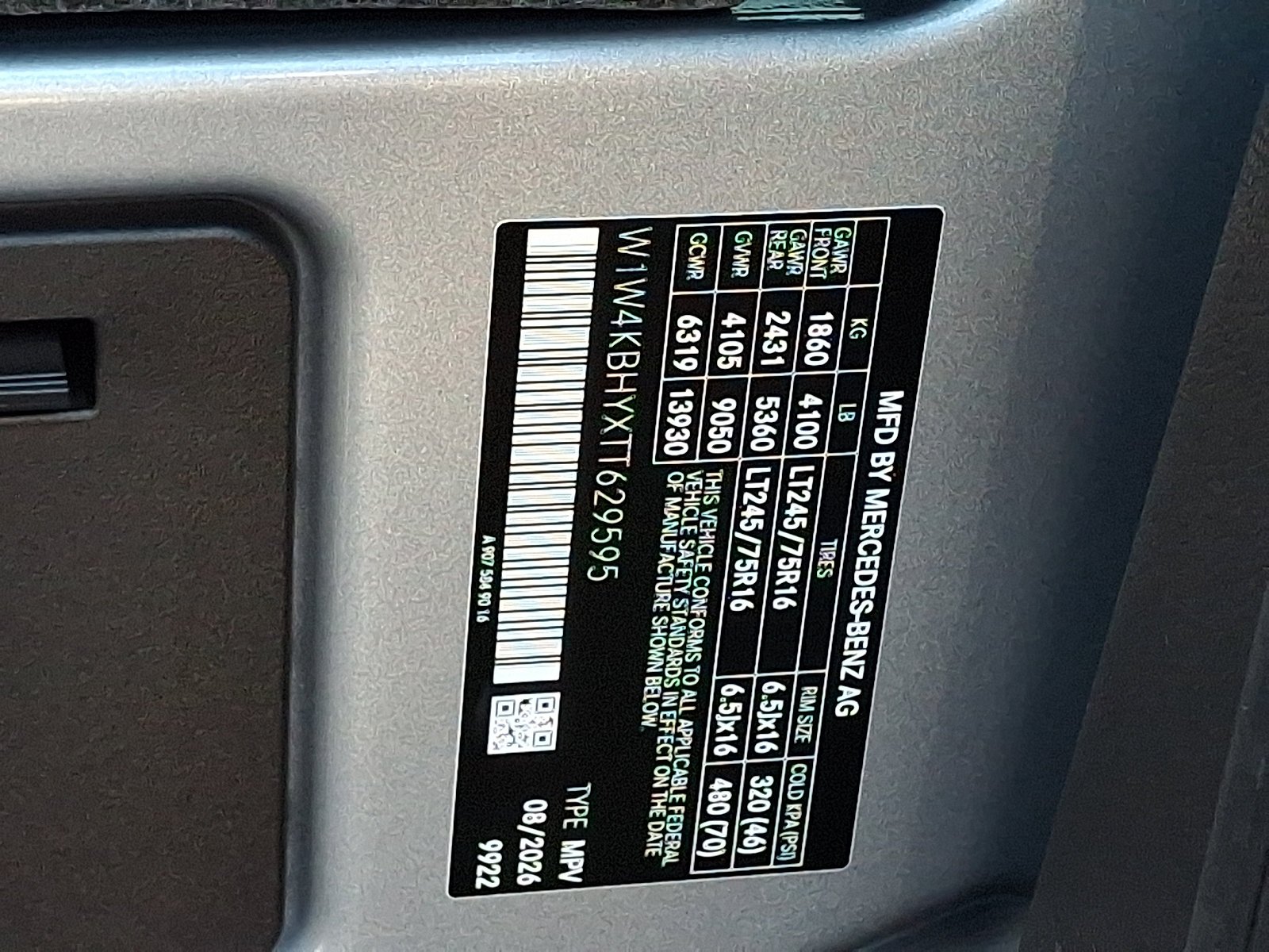 New 2026 high-tech silver metallic Mercedes-Benz Crew 144 WB image 41