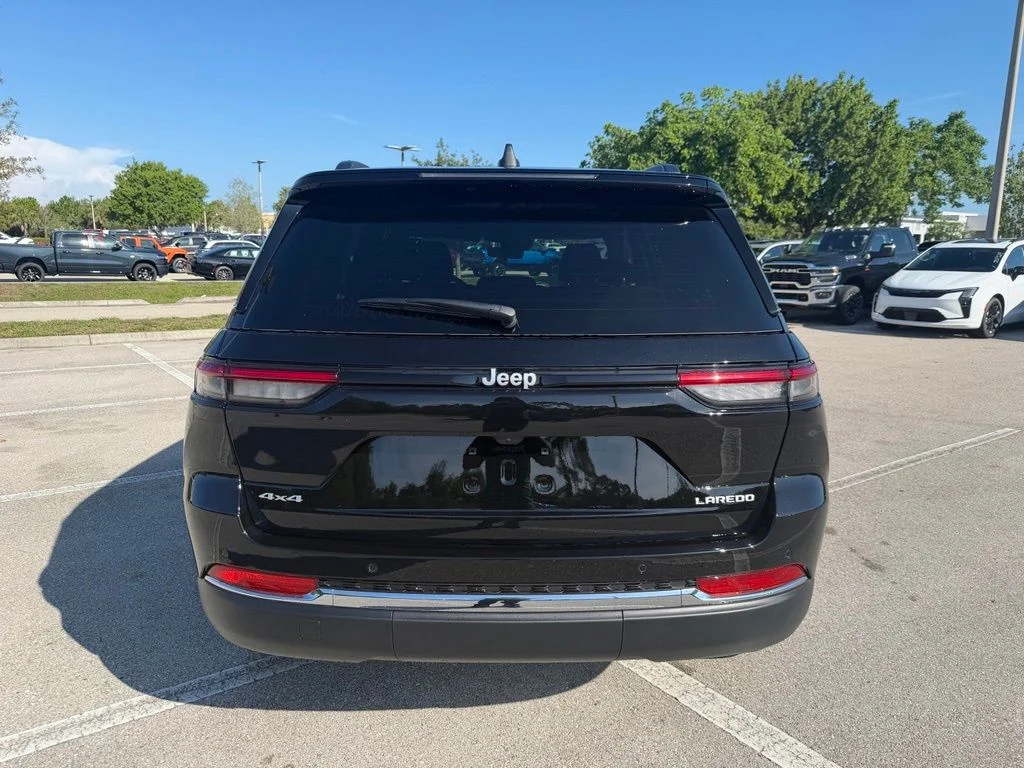 New 2026 Diamond Black Crystal Pearl-Coat Exterior Paint Jeep Laredo image 8