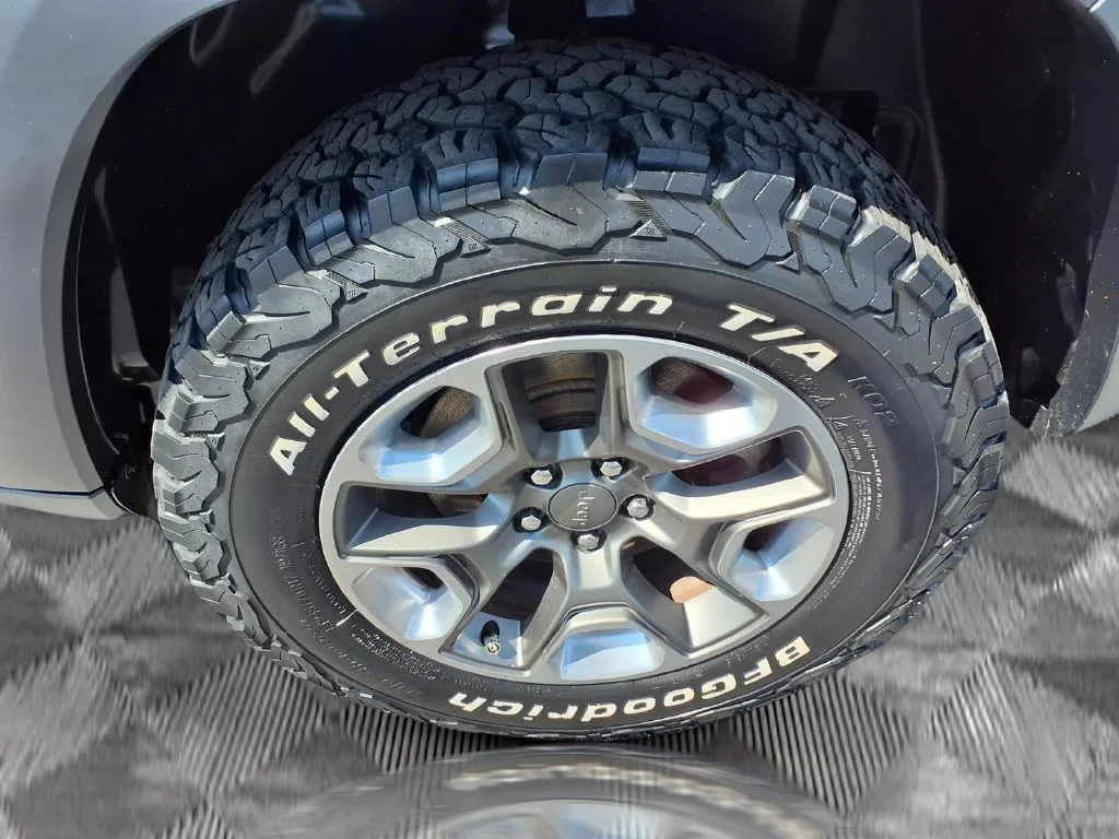 Used 2019 Silver Jeep Trailhawk image 21