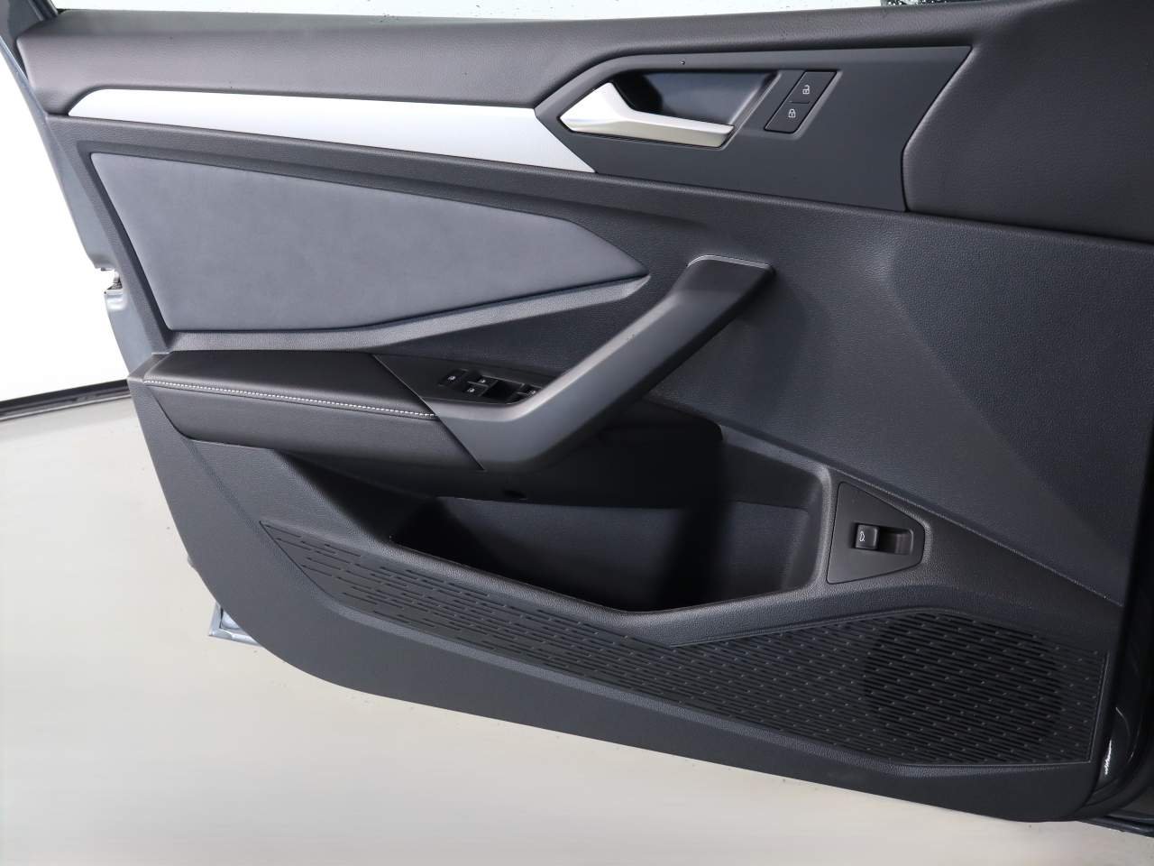 New 2027 Platinum Gray Metallic Volkswagen SE image 15