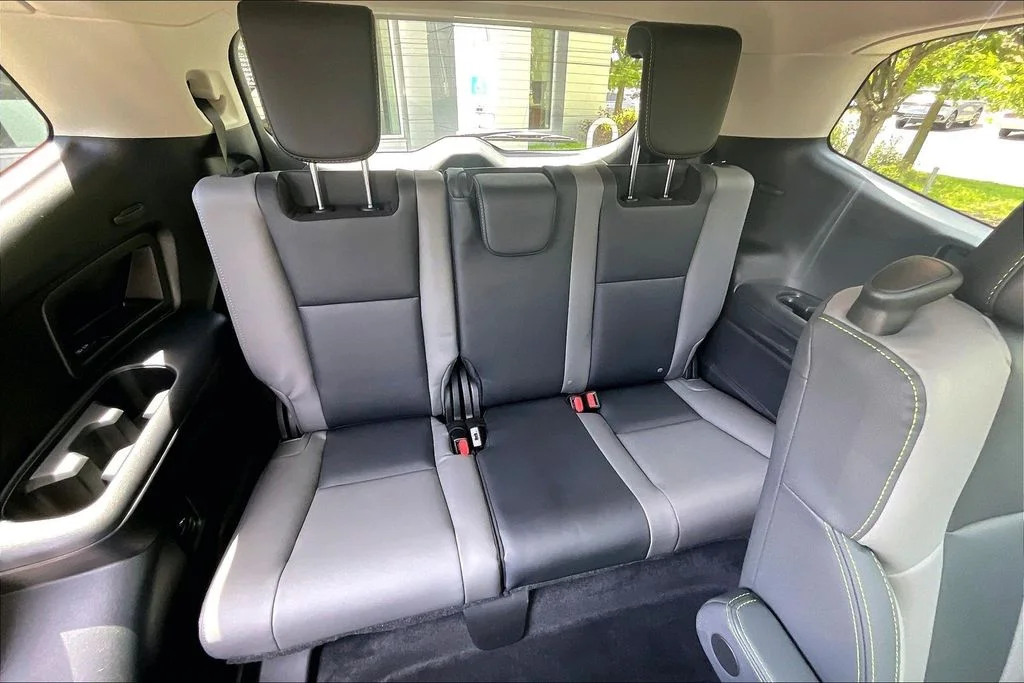 Used 2025 White Subaru Onyx Edition image 31