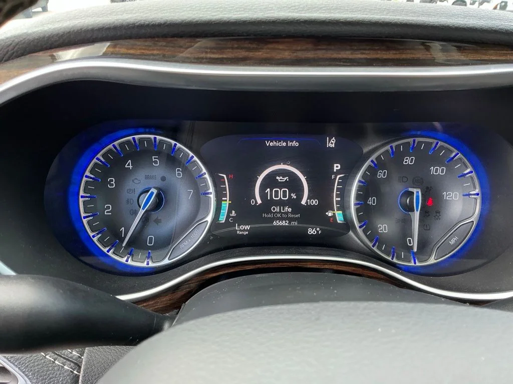 Used 2023 White Chrysler Limited image 32
