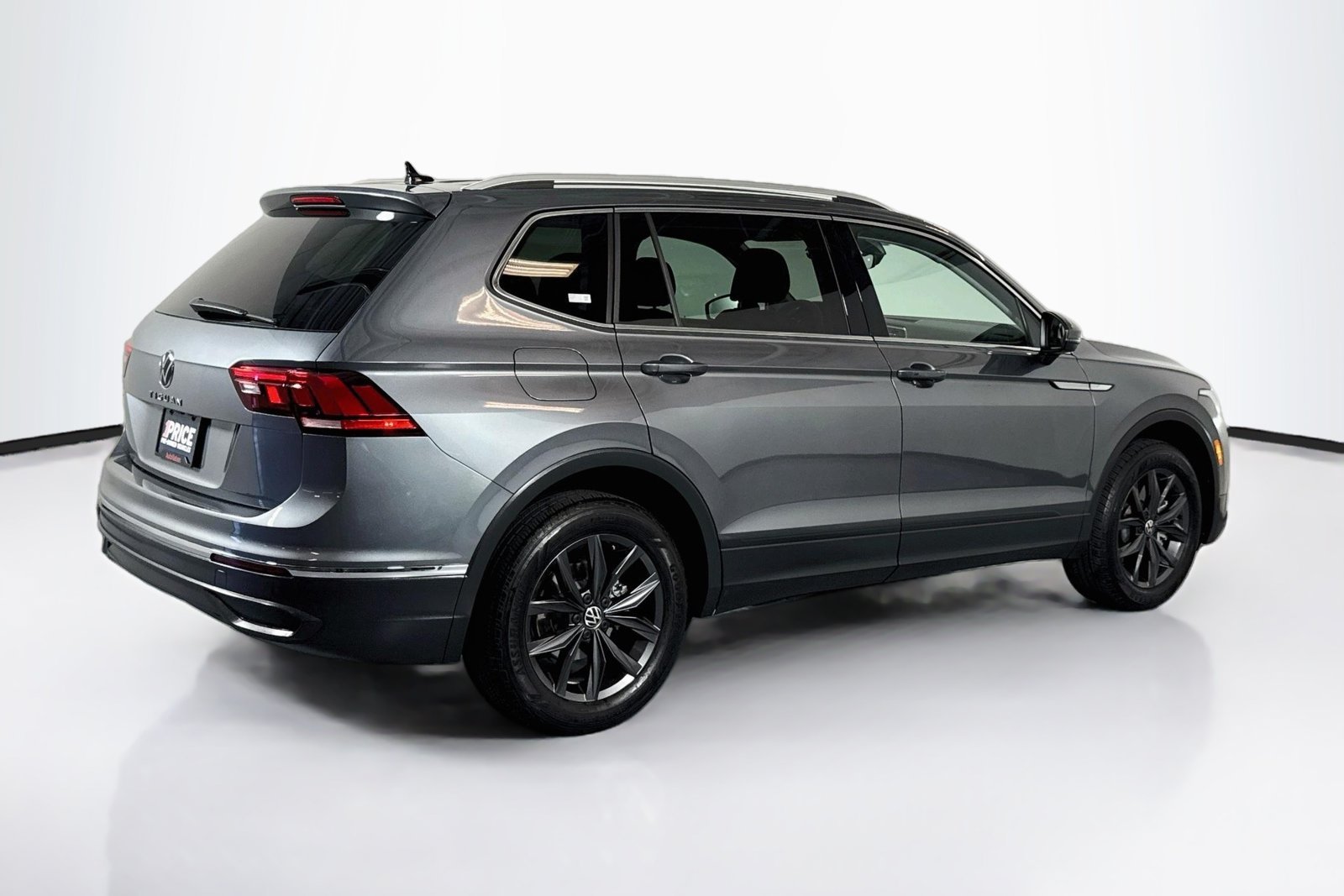 Used 2023 Platinum Gray Metallic Volkswagen SE image 5
