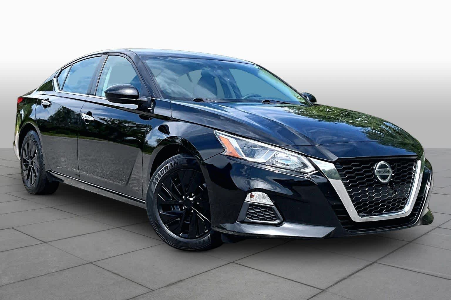 Used 2019 Super Black Nissan 2.5 S image 3