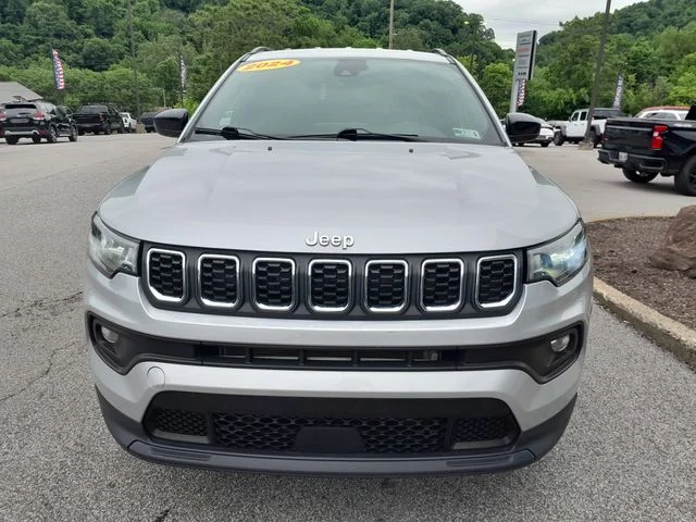 Used 2024 Silver Jeep Latitude image 4