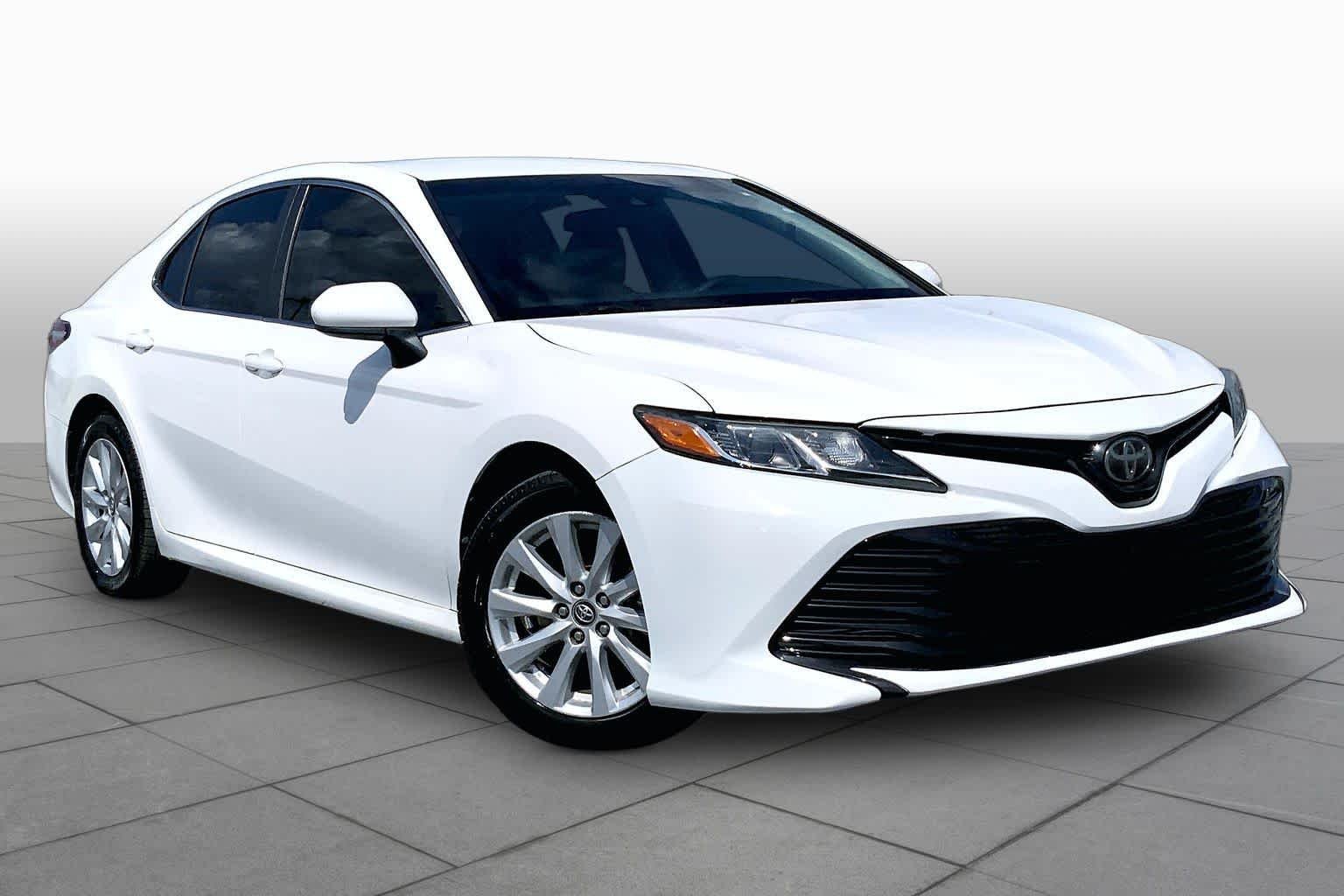 Used 2018 Super White Toyota LE image 3
