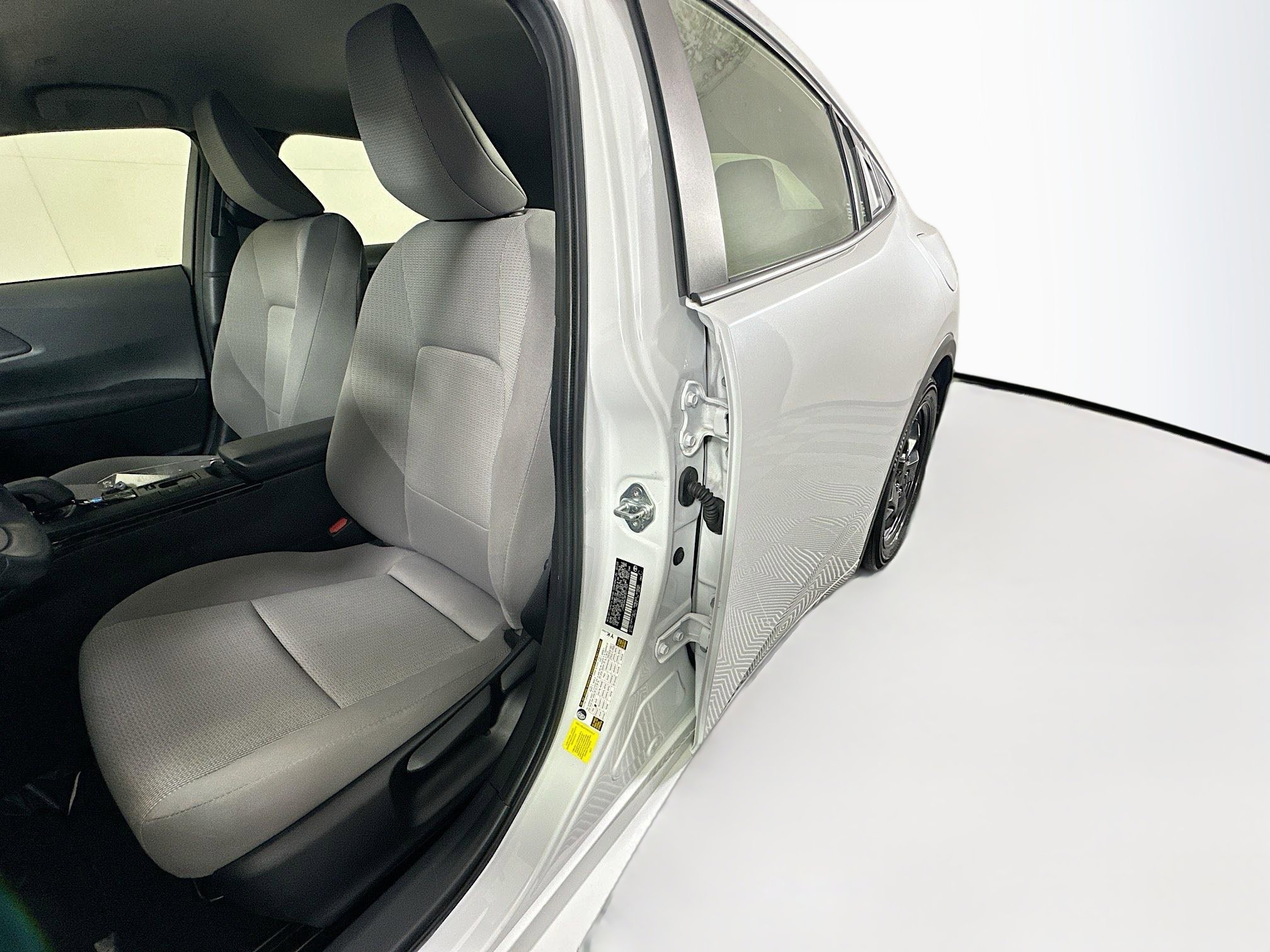 Used 2023 Pearl Toyota LE image 12