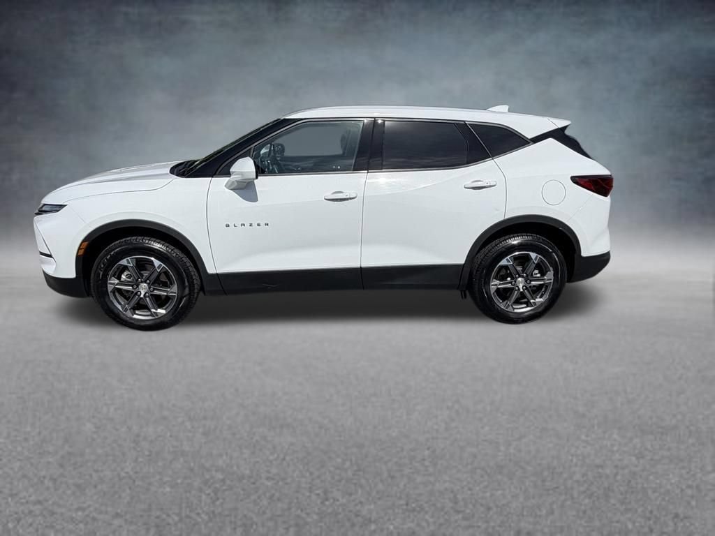 Used 2025 Summit White Chevrolet 2LT image 2
