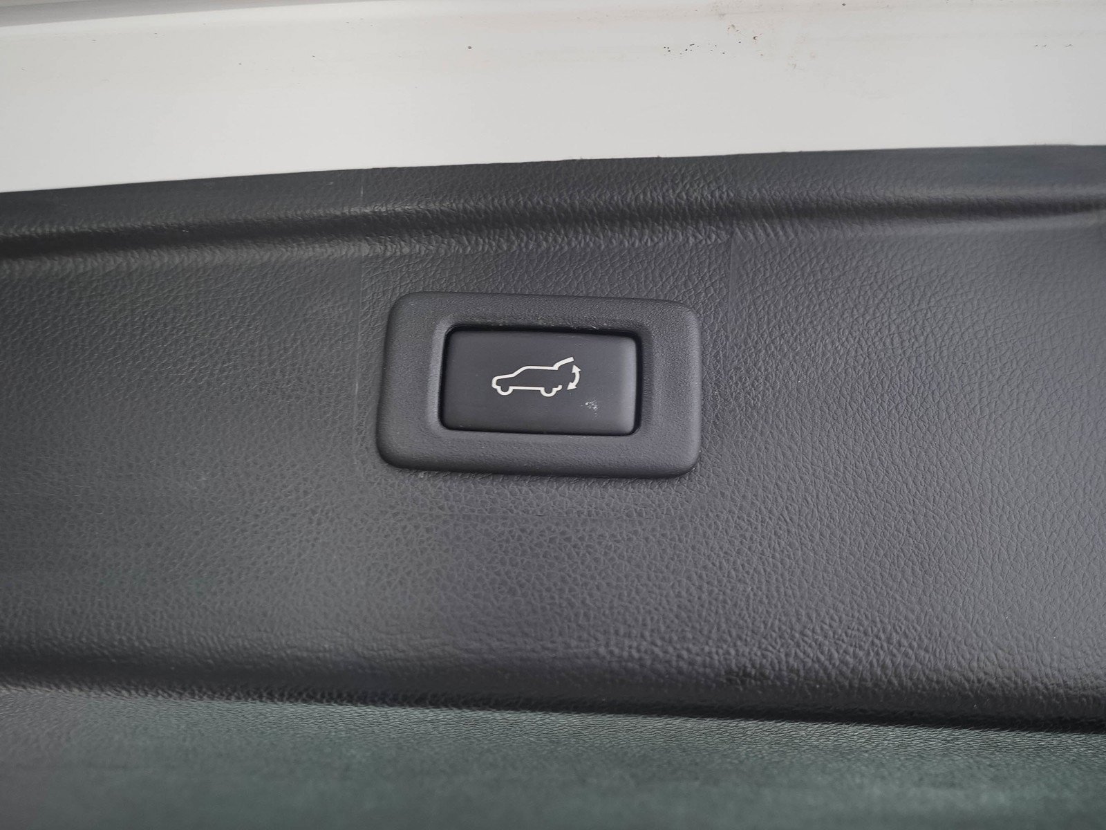 Used 2016 Crystal White Pearl Subaru 2.5i Premium image 11