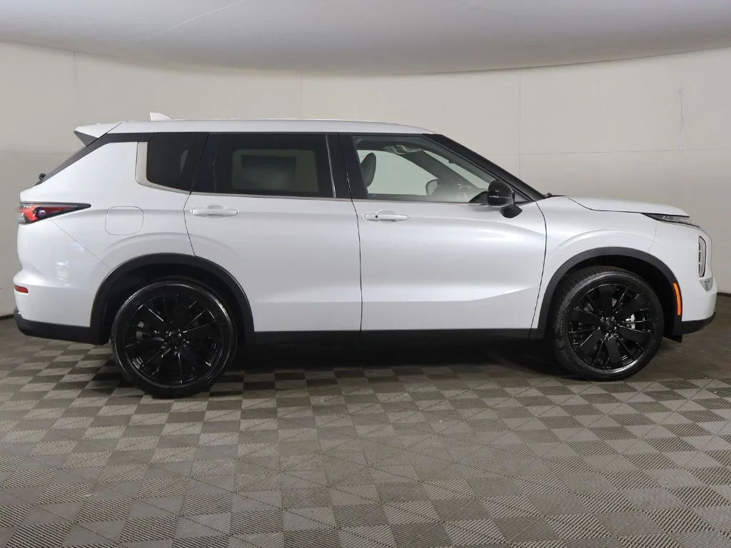 New 2026 White Mitsubishi LE 1.5T 2WD image 18