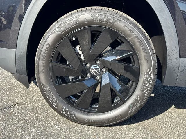 New 2026 Deep Black Pearl Volkswagen SE w/Technology image 9