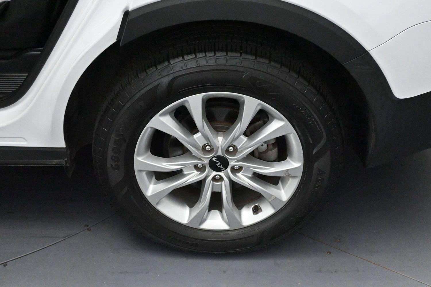 Used 2022 Glacial White Pearl Kia LX image 28