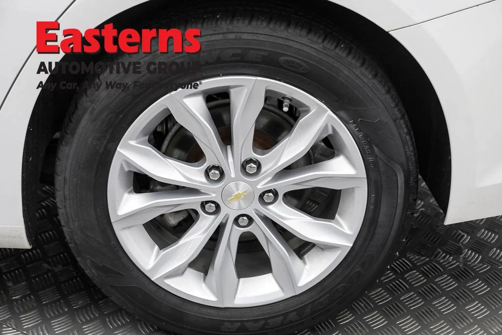 Used 2022 White Chevrolet LT image 31