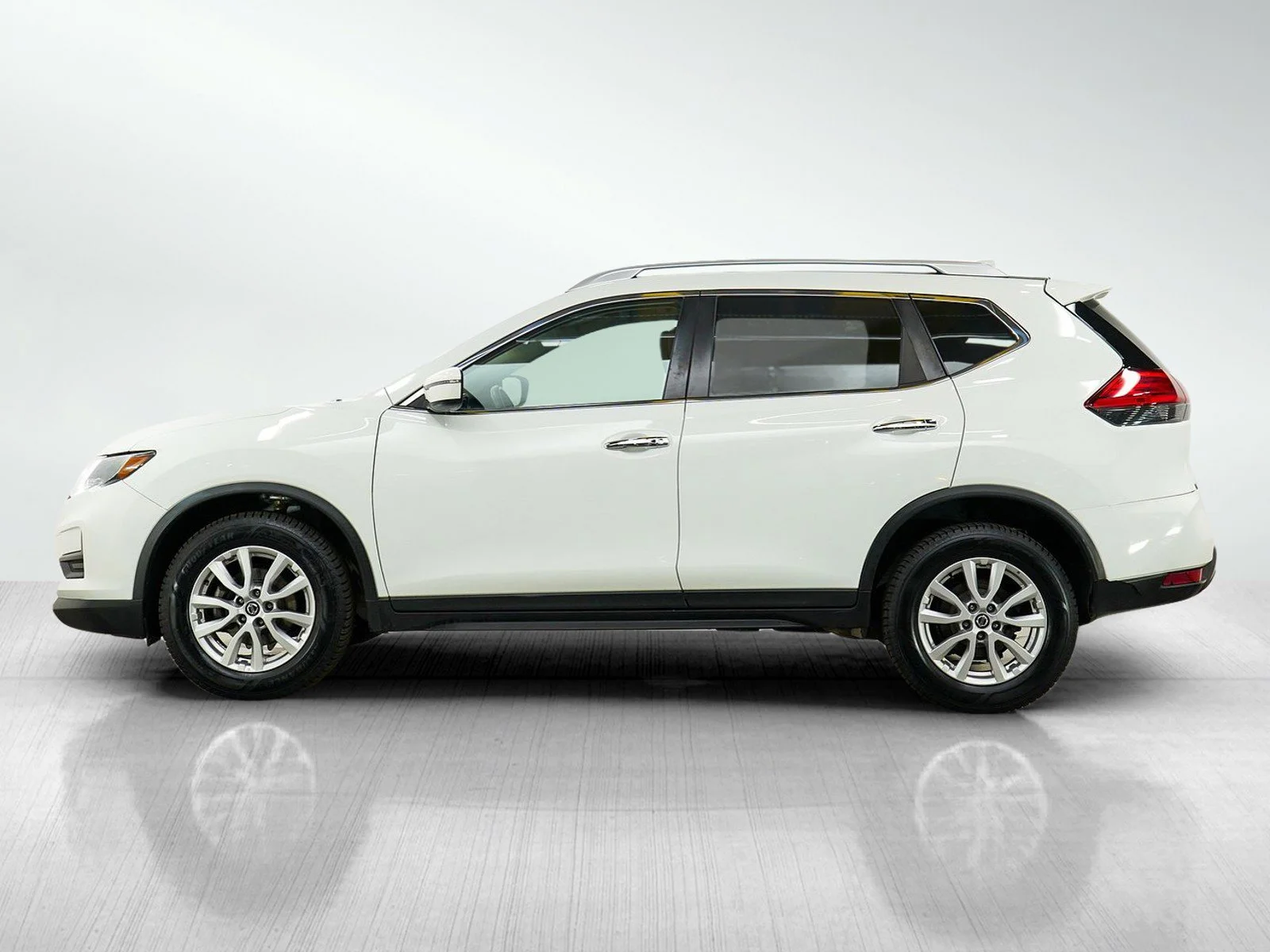 Used 2017 Nissan Rogue SV with VIN KNMAT2MV6HP606757 for sale in Wayzata, Minnesota