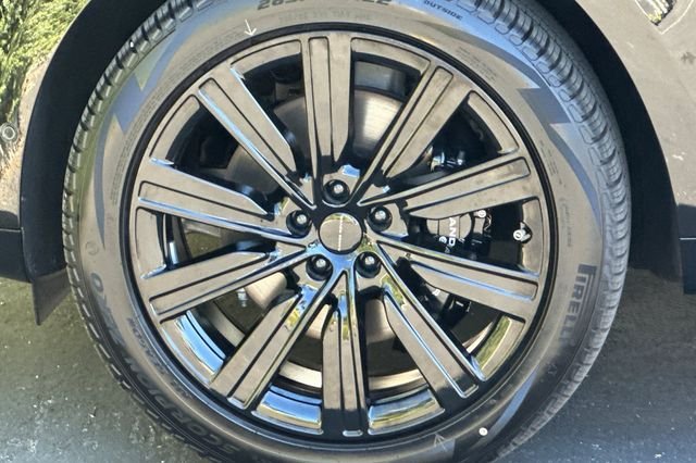 New 2026 Obsidian Black in Gloss Finish Land Rover SE image 24