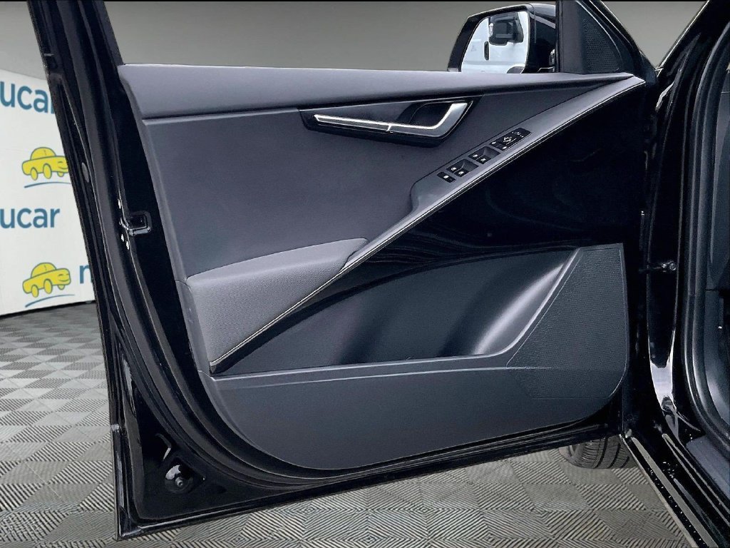 Used 2025 Black Kia Wind image 9