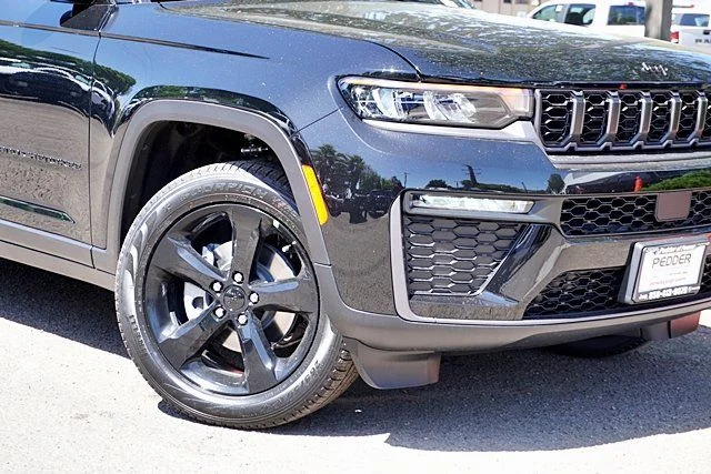 New 2026 Diamond Black Crystal Pearl-Coat Exterior Paint Jeep Limited image 4