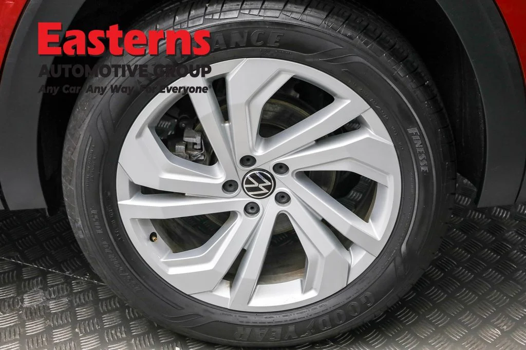 Used 2022 Red Volkswagen 3.6L V6 SE w/Technology image 8