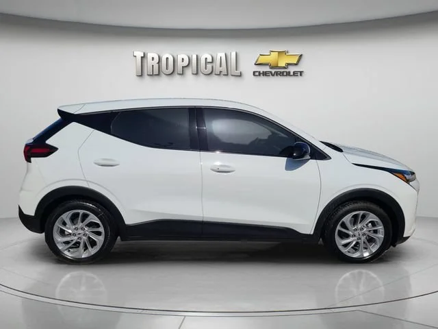 New 2027 Summit White Chevrolet LT image 6