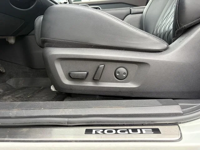 Used 2021 White Nissan Platinum image 15