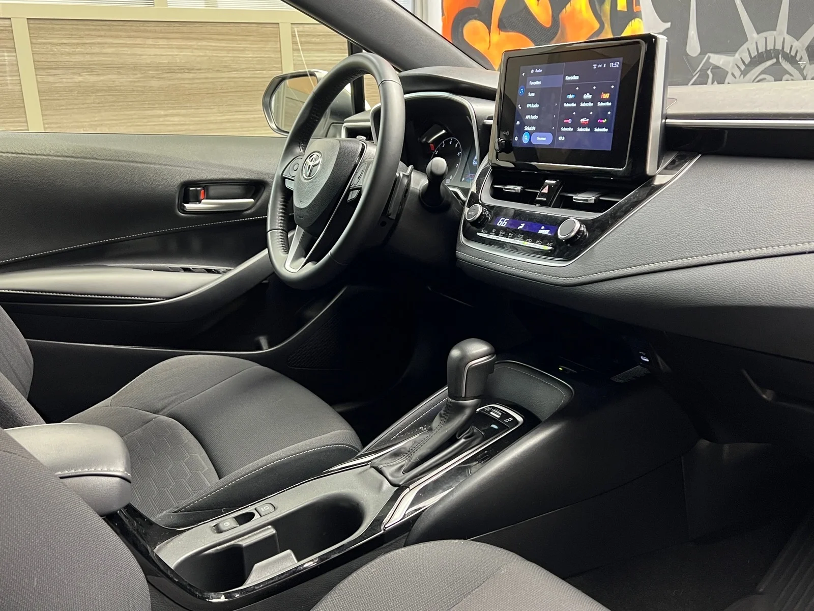 Used 2025 Ice Cap (040) Toyota SE image 26