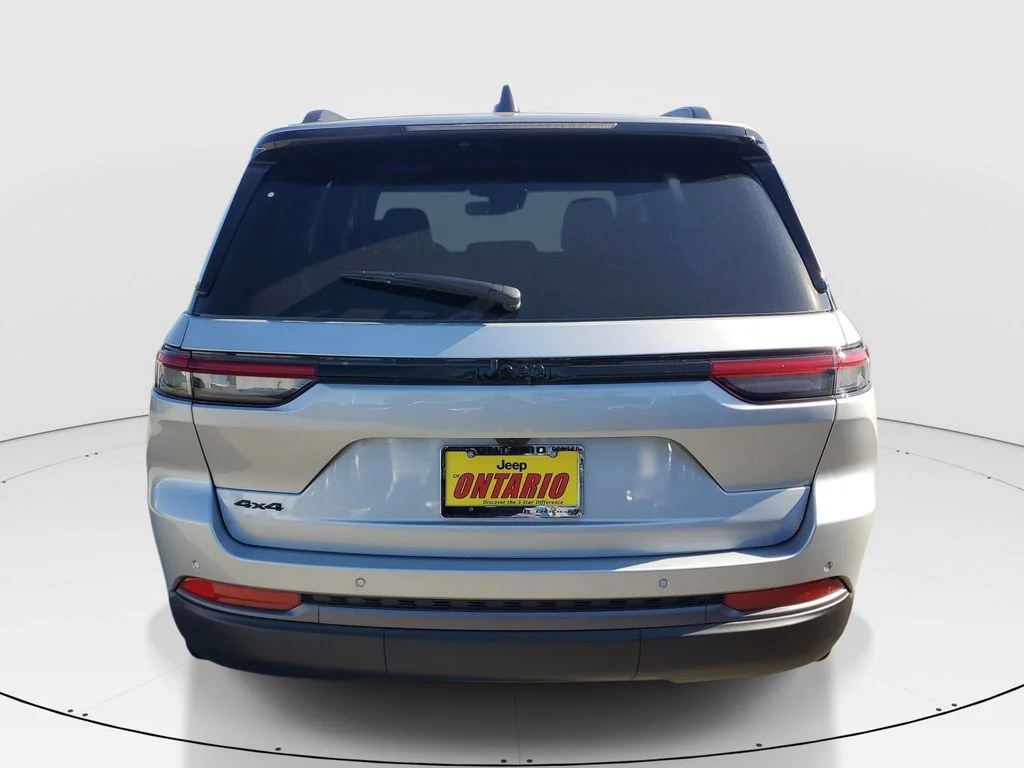 New 2026 Silver Zynith Exterior Paint Jeep Altitude image 4