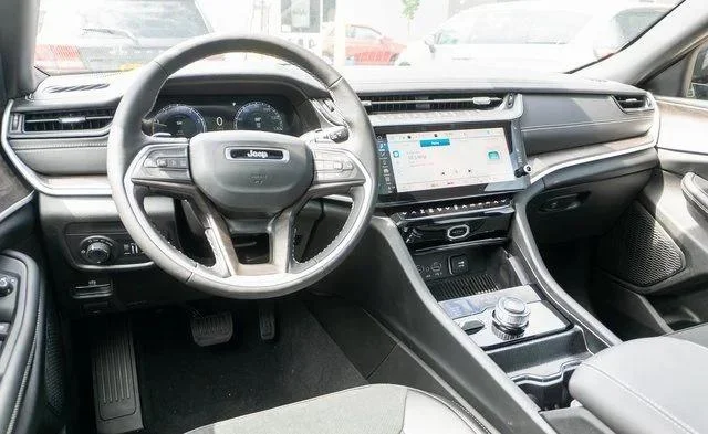 New 2026 Diamond Black Crystal Pearlcoat Jeep Laredo image 12