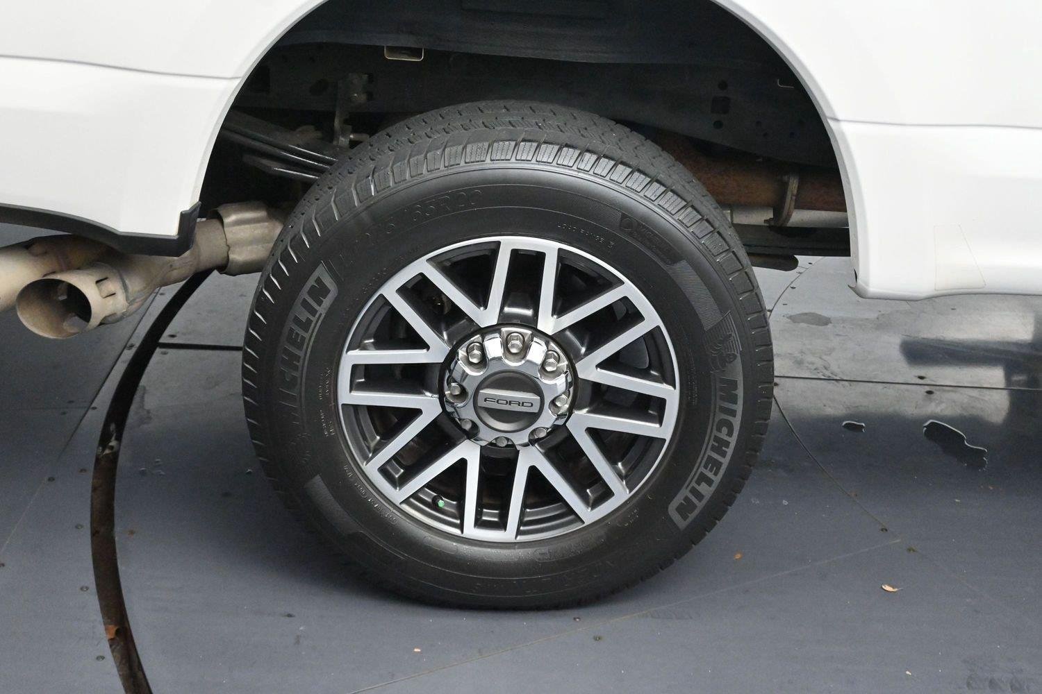 Used 2019 White Platinum Metallic Tri-Coat Ford Lariat image 37