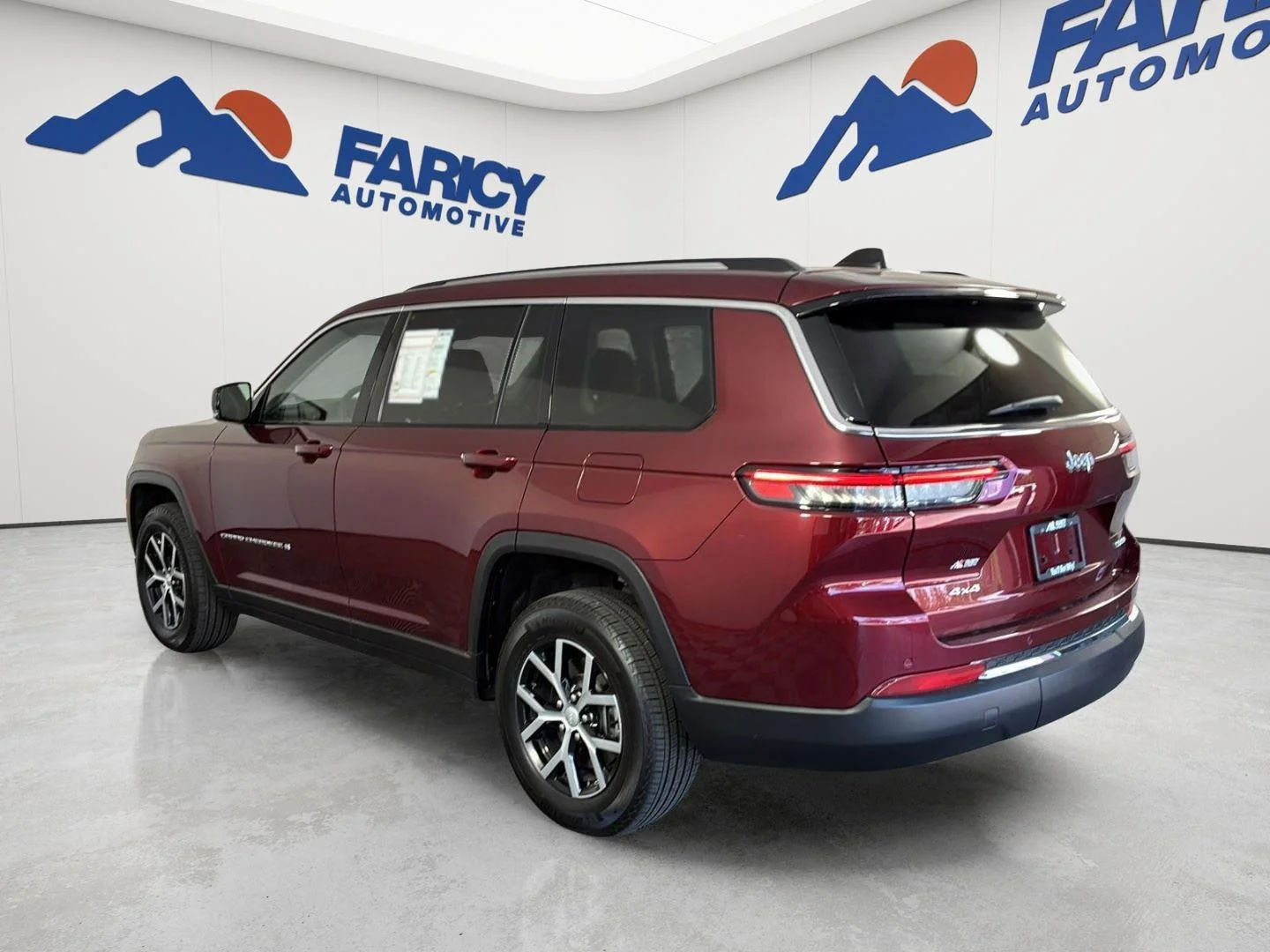 Used 2023 Velvet Red Pearlcoat Jeep Limited image 9