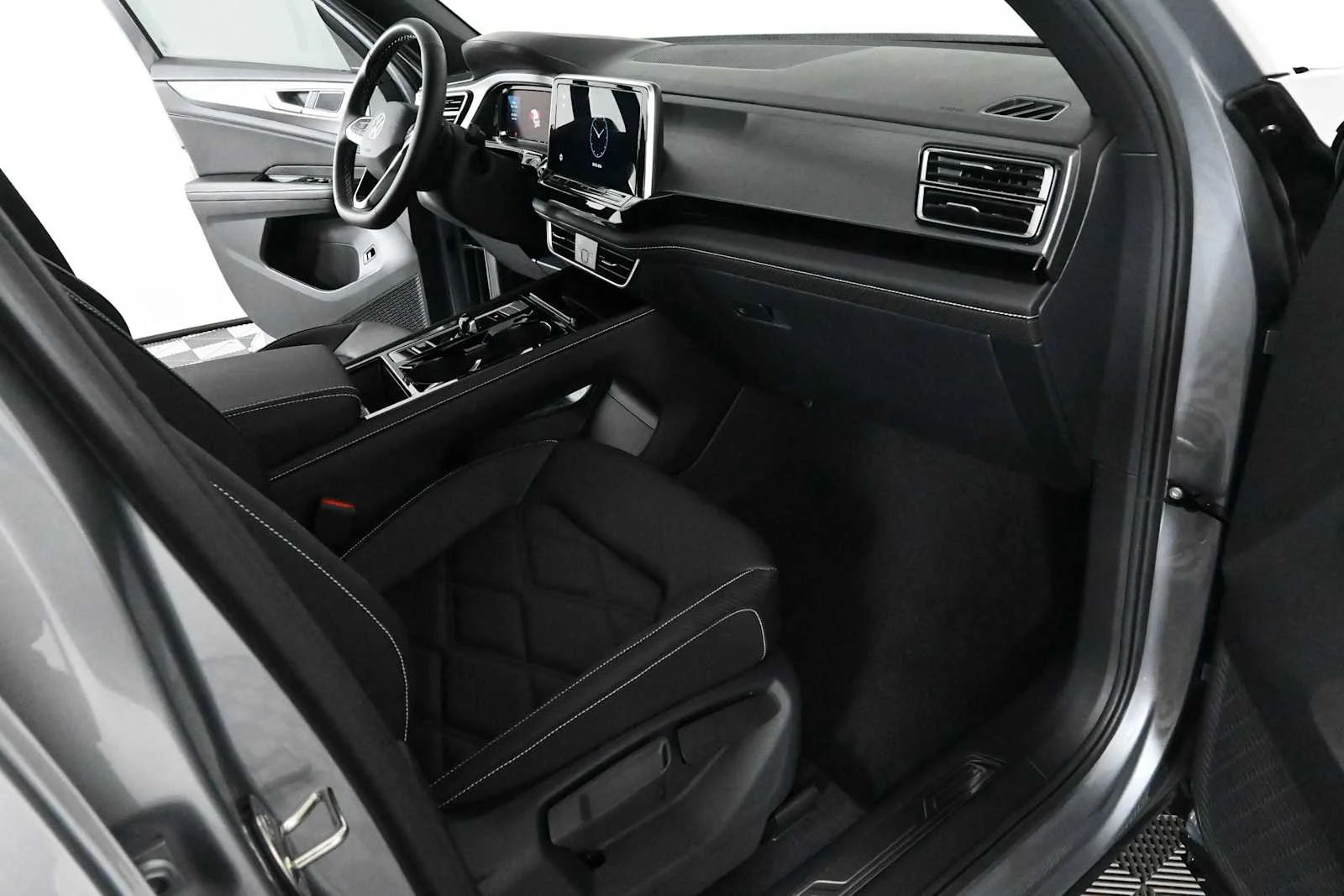 New 2026 Silver Mist Metallic Volkswagen 2.0T SE w/Technology image 9